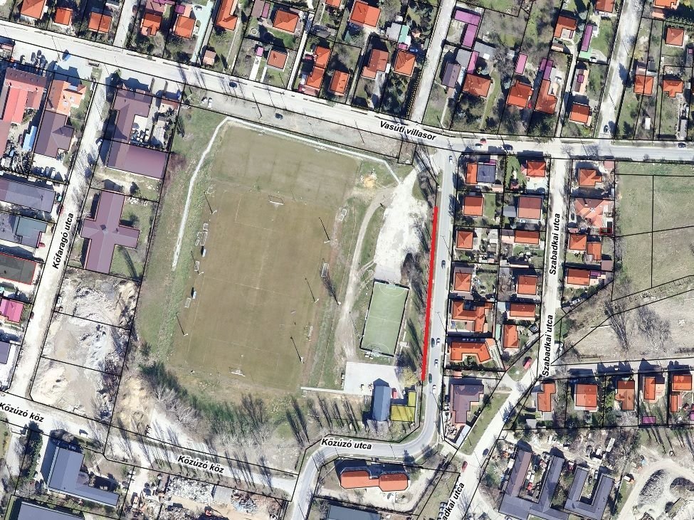 Balesetveszélyes nyárfákat vágnak ki a Kőzúzó utcai sportpályánál