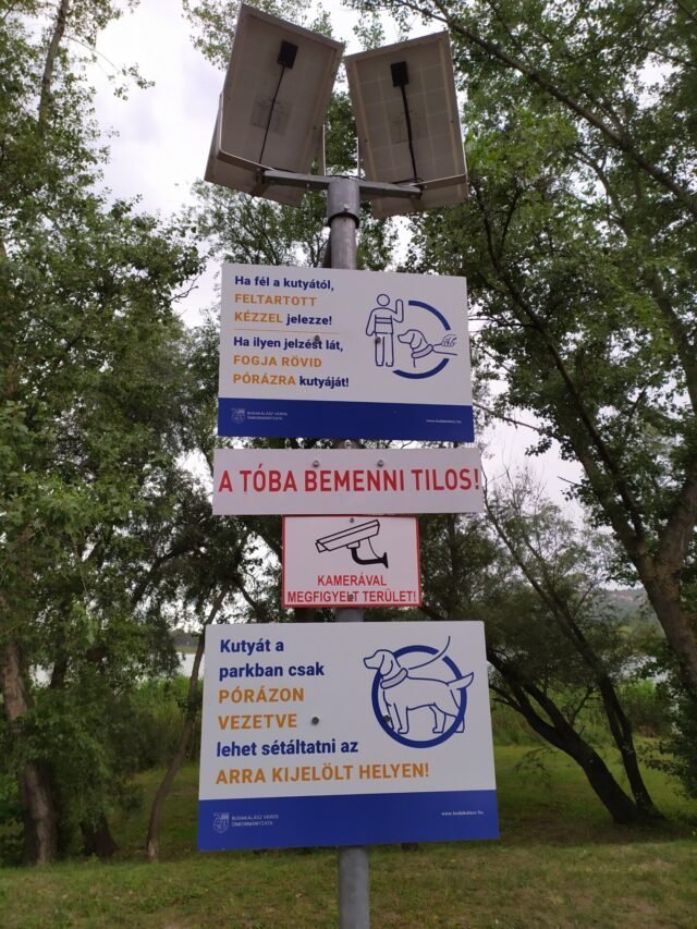 Táblákat helyeztek ki az Omszk parkban a kutyasétáltatók számára