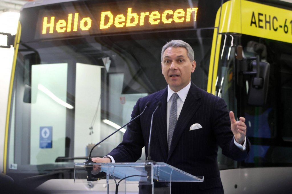 Lázár János: márciustól változik a tarifarendszer az állami közlekedésben