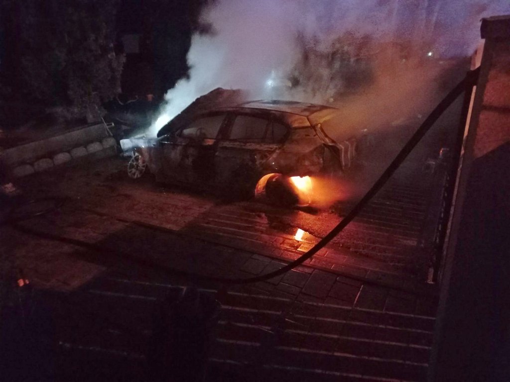 Kigyulladt egy gépkocsi Leányfalun