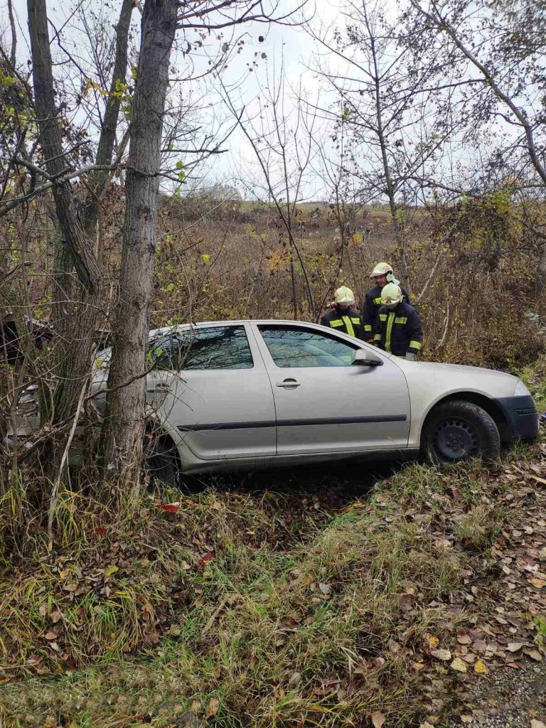 Lesodródott az útról egy autó szombaton