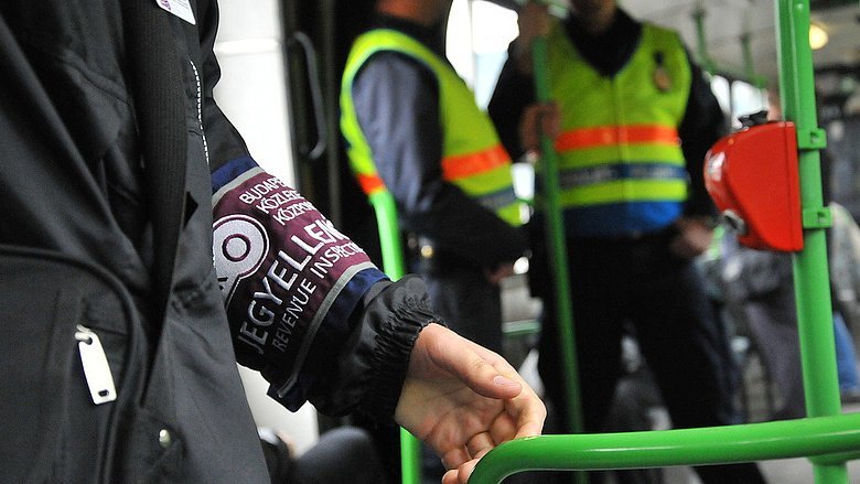 Mellkason ütötte az ellenőrt - férfi már vádlott.