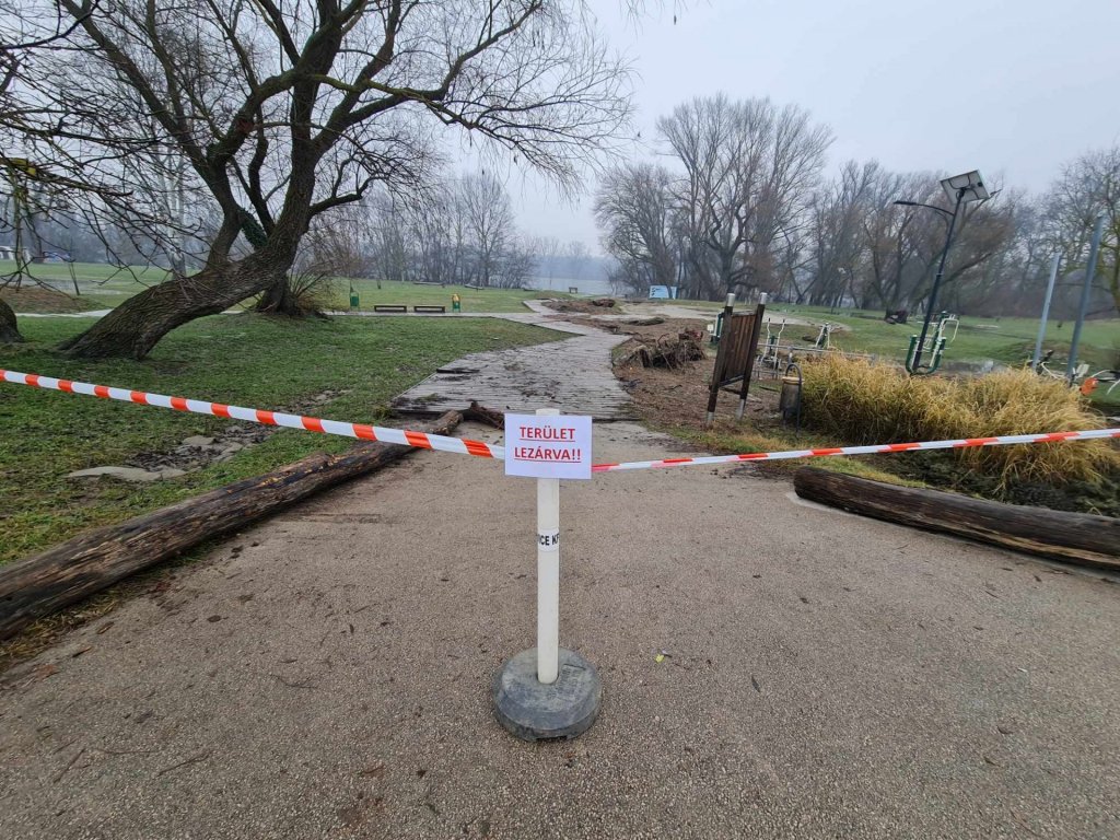 Balesetveszély miatt lezárták a Postás strand területének egy részét