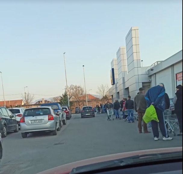 Hosszú sor volt már kora reggel a Lidl előtt