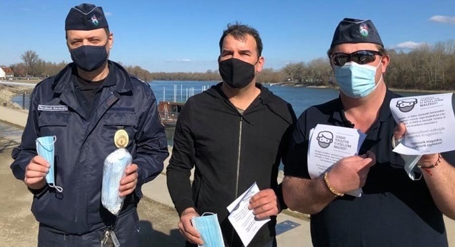 Maszkokat és szórólapokat oszt a rendészet