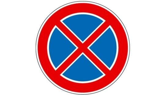 Megállni tilos tábla kerül kihelyezésre a Felsővár utca-Budai út torkolatában