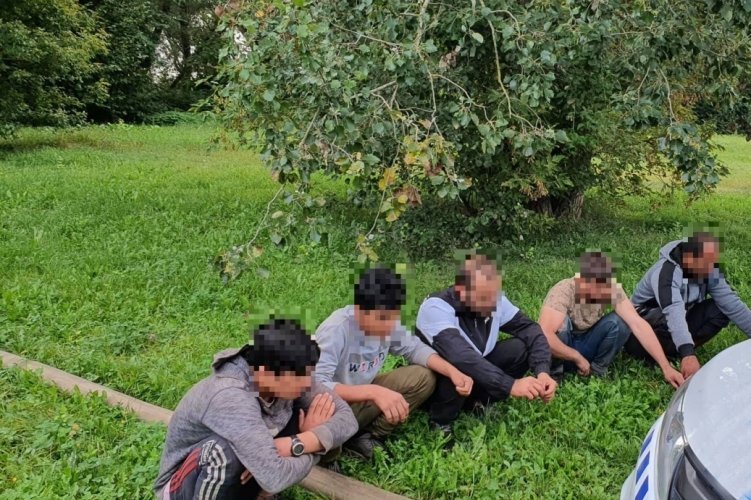 Teherautó rakteréből ugráltak ki Leányfalun az illegális határátlépők