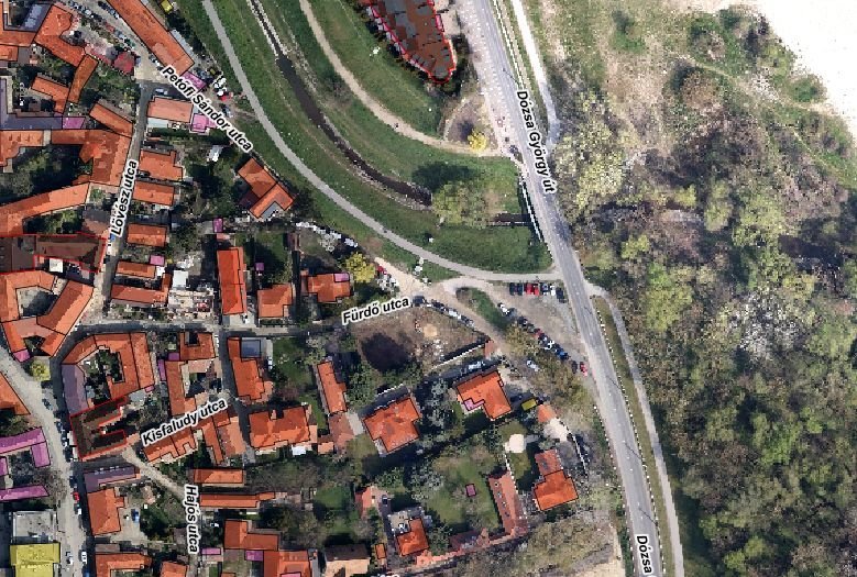 Lezárják a kis, murvás parkolót!