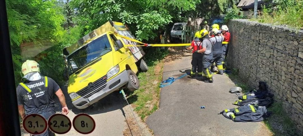 Gázcsonksérülés és felborult fagylaltos kocsi