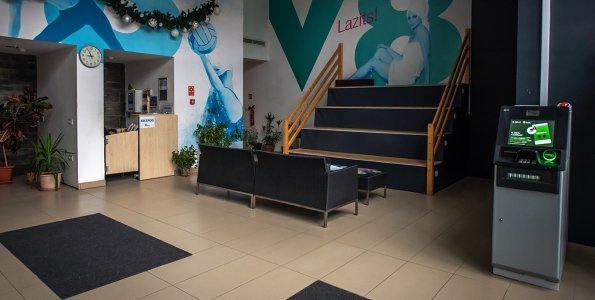 Az OTP pénzkiadó automatát telepített a V8 aulájában