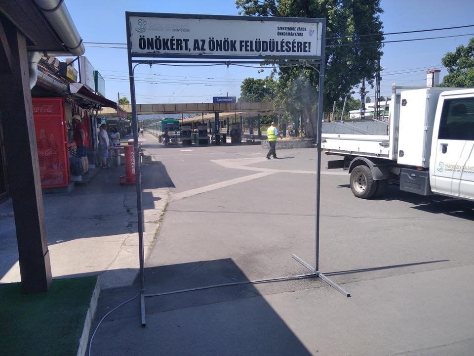 Párakapukat helyeztek ki a Városi Szolgáltató NZrt. munkatársai a városban