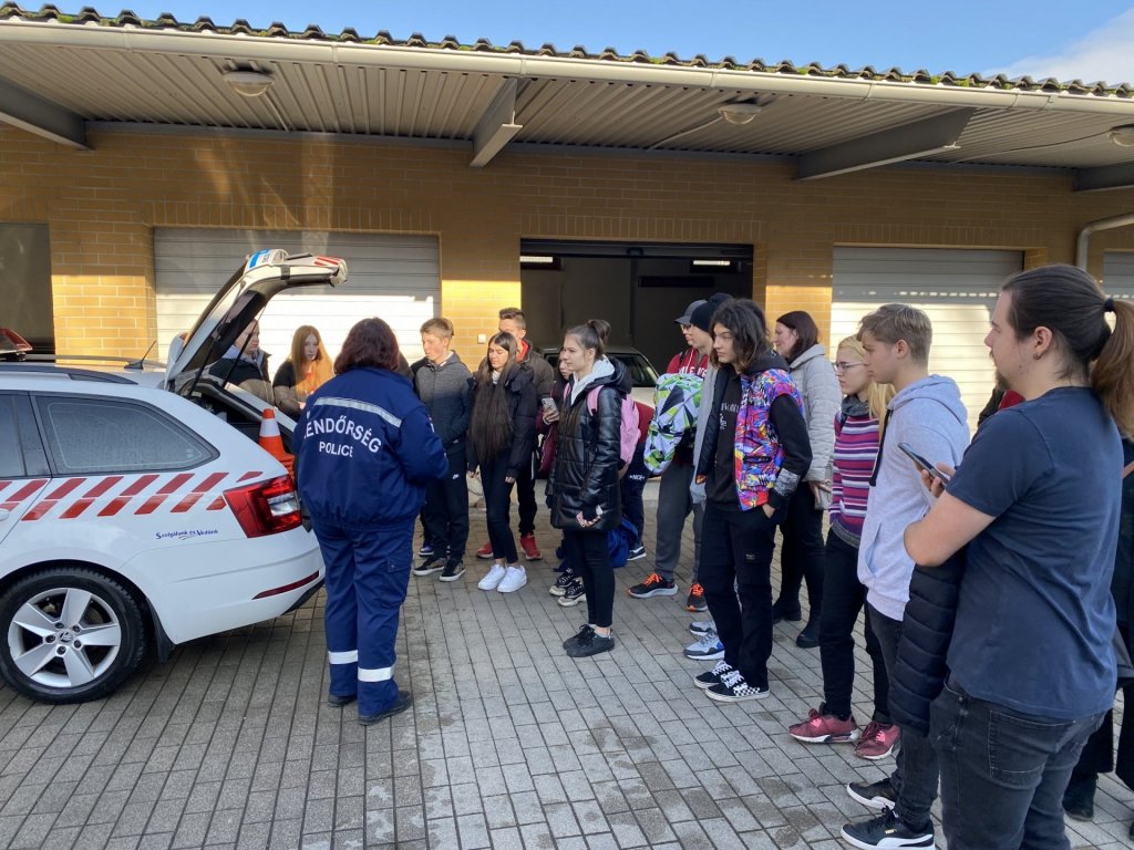A Petzelt iskola diákjai látogattak el a Szentendrei Rendőrkapitányságra