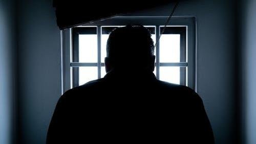 Megszegte a kijárási tilalmat, kiderült hogy elfogatóparancs volt érvényben ellene