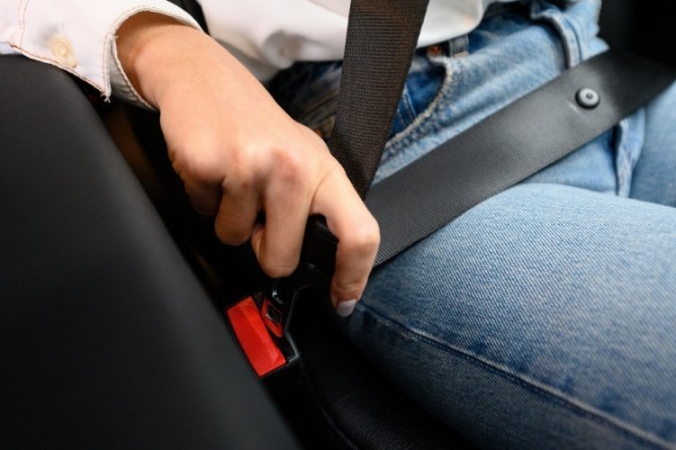 Ellenőrzés: több, mint 14 ezren nem kapcsolták be a biztonsági övet 