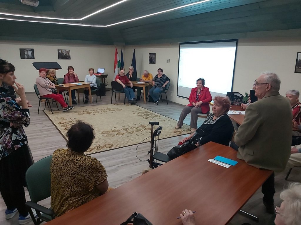 Az online csalások kivédésének lehetőségeit mutatták be nyugdíjasoknak 