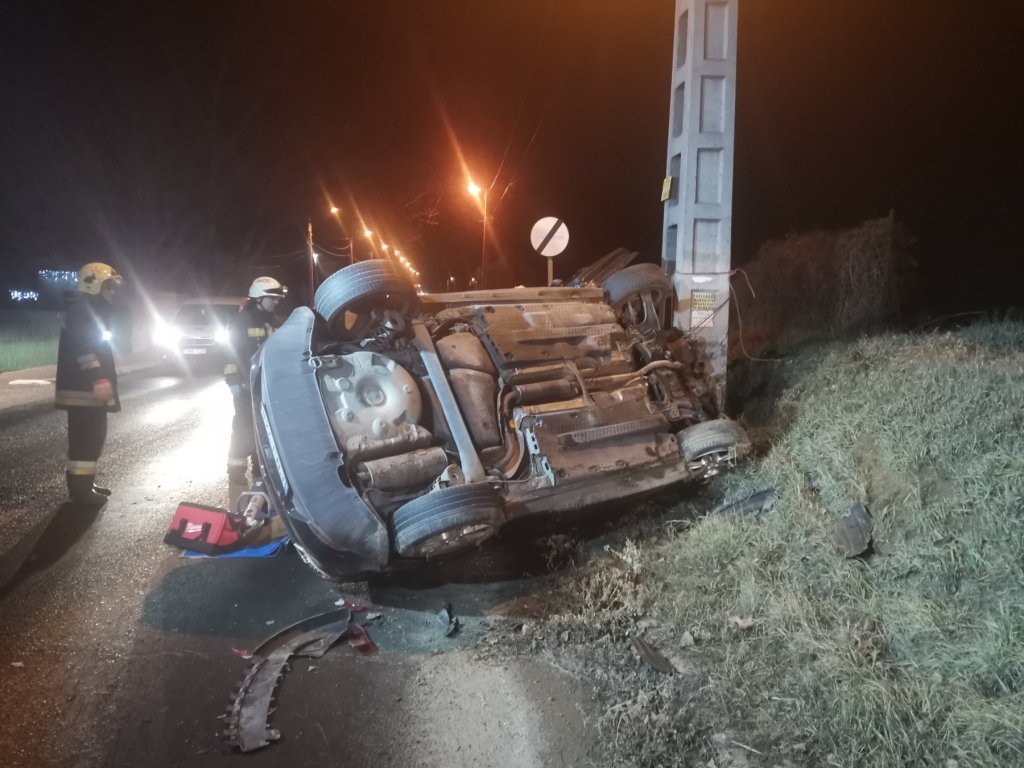 Oldalára borult egy személygépkocsi Pomázon 