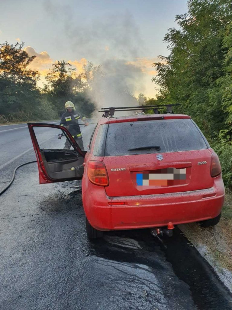 Kigyulladt egy autó Pomáznál