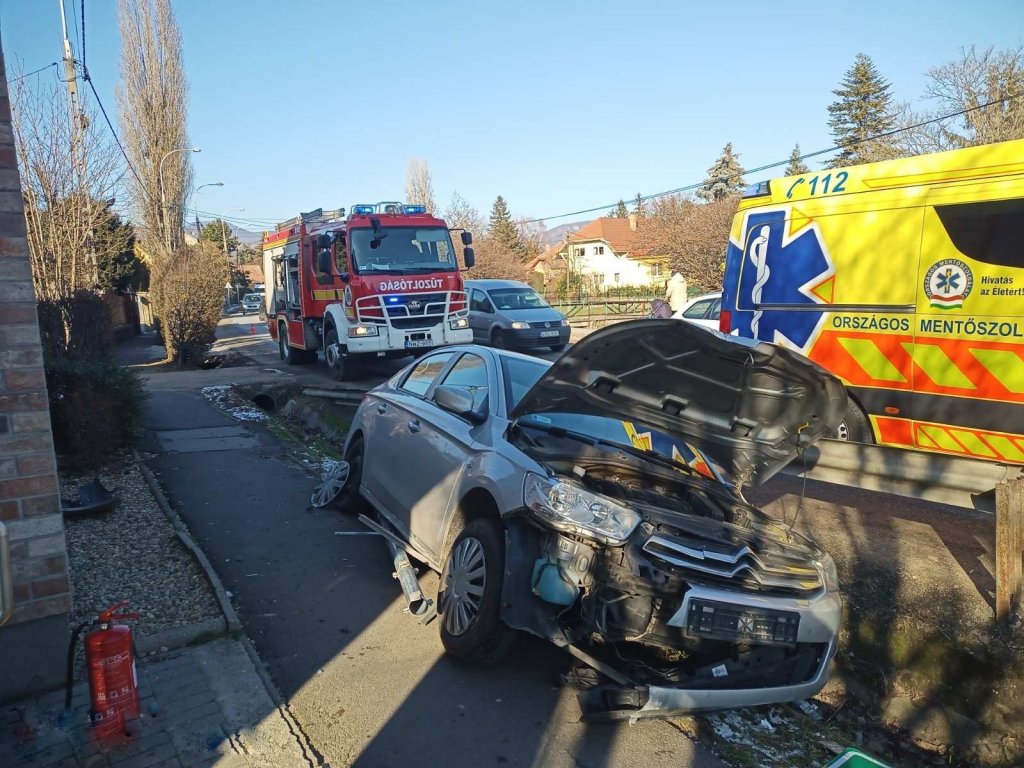 Árokba hajtott egy autó vasárnap délelőtt Pomázon