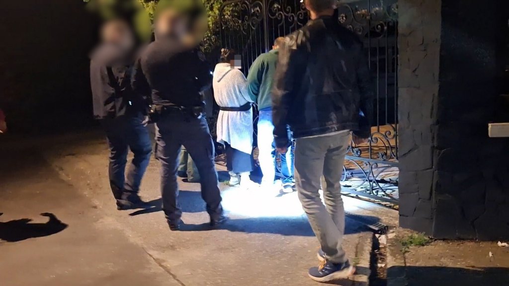 Fogva tartottak egy idős nőt Budakalászon: közben a lakását is eladták – Négytagú banda bukott le