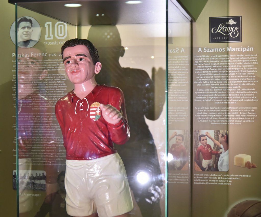 Puskás Öcsi Szentendrén - Új marcipánszoborral bővült a Szamos Múzeum 