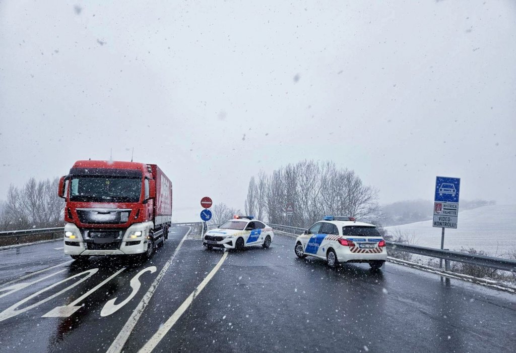 Már megint havazik - óvatosan az utakon! 