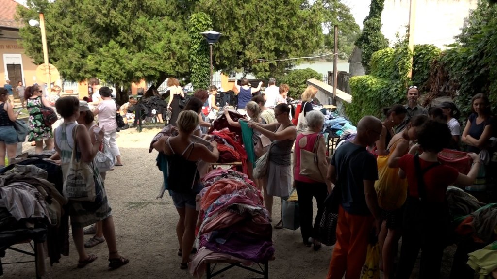 Ruhacsere a Barlangban