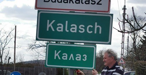 Szerb helységnévtáblák kerülnek ki a bevezető utak mellé