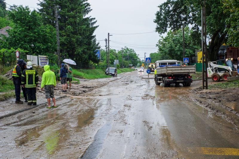 Vihar - A sár és törmelék miatt lezárták a 10-es főutat Üröm és Solymár között