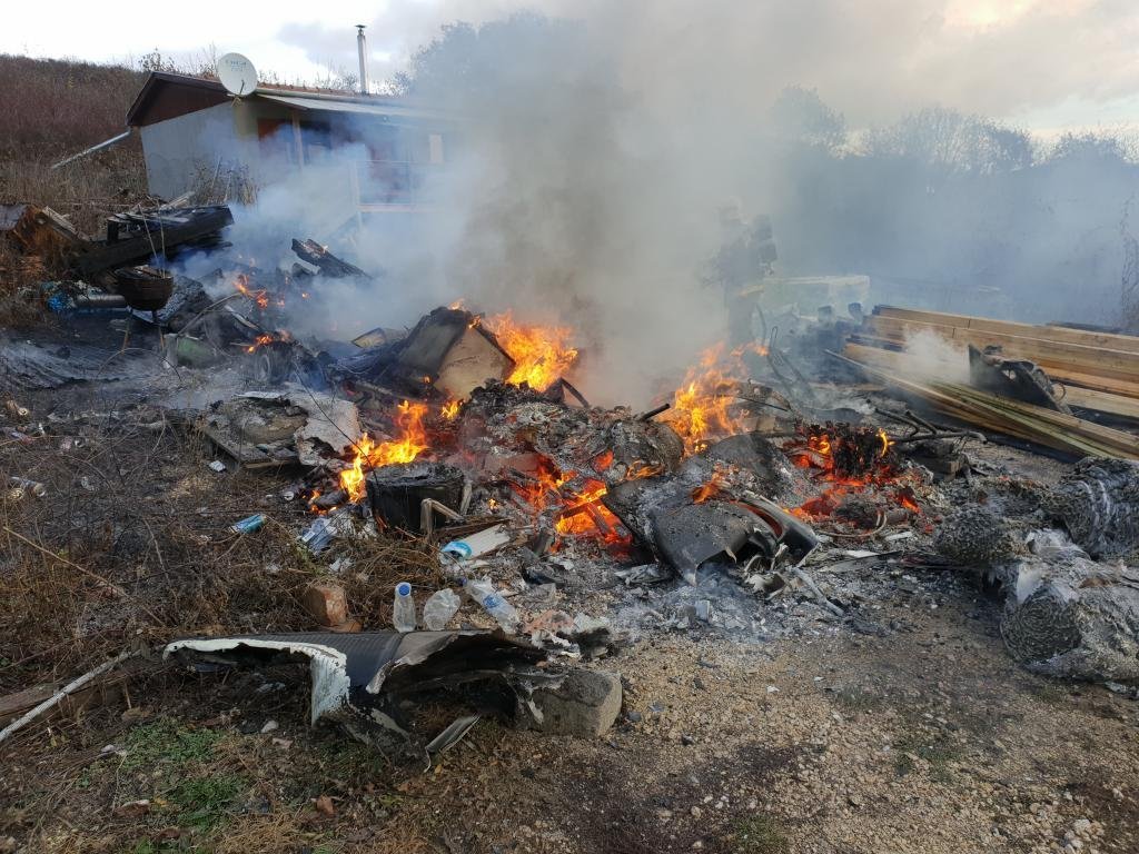 Lakókocsi égett Pomázon!