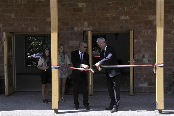 Közösségi házat avatott Soltész Miklós Budakalászon