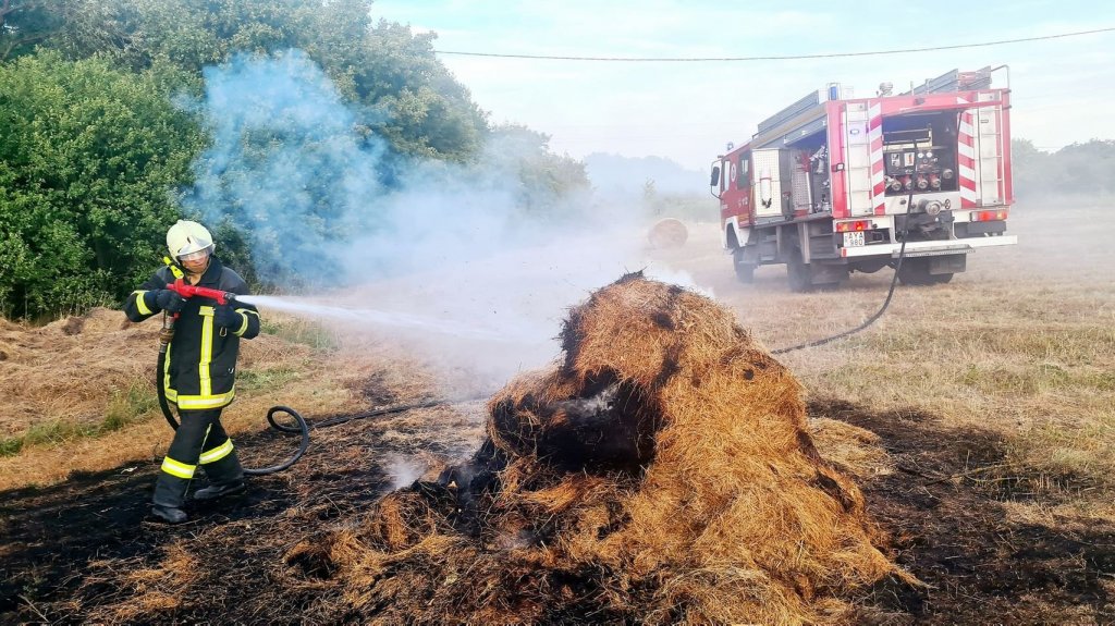 Szalmabála égett Szentendrén
