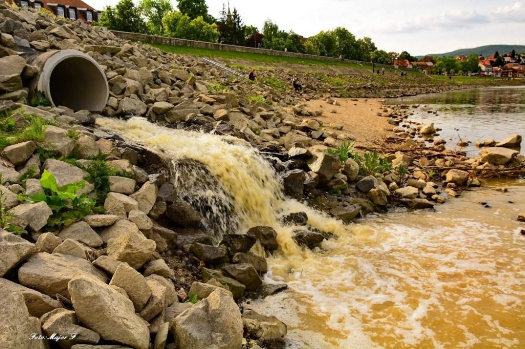 Csapadékkal kevert szennyvíz folyik a Dunába 