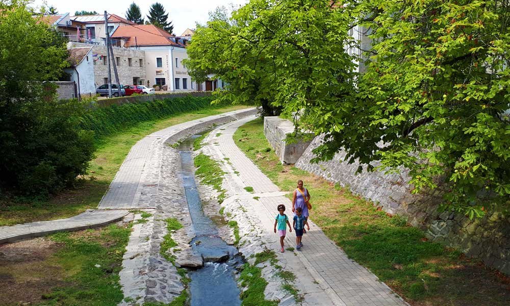 Vizsgálatot indított a rendőrség a férfi ellen, aki ököllel ütött egy anyukát Szentendrén