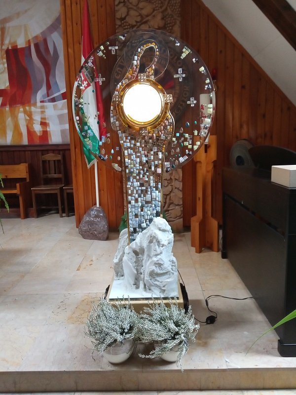 A medjugorje-i "Béke Királynője" monstrancia Szentendrén