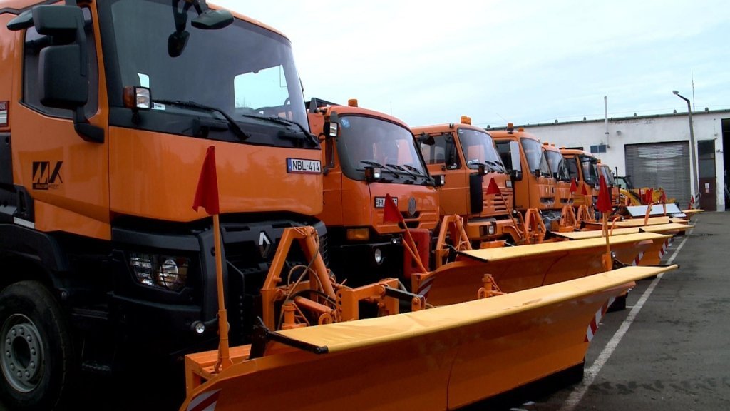 Téli időjárás - teljes kapacitással dolgoznak a Magyar Közút munkatársai, gépei