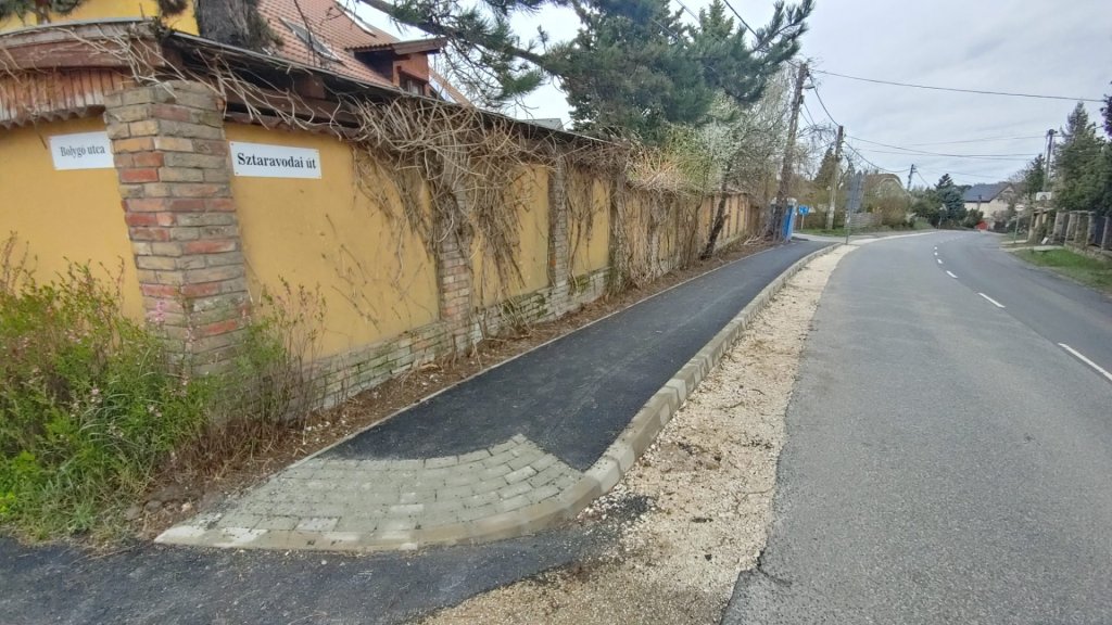 Húsvét után folytatódik a járdafelújítás a Sztaravodai úton