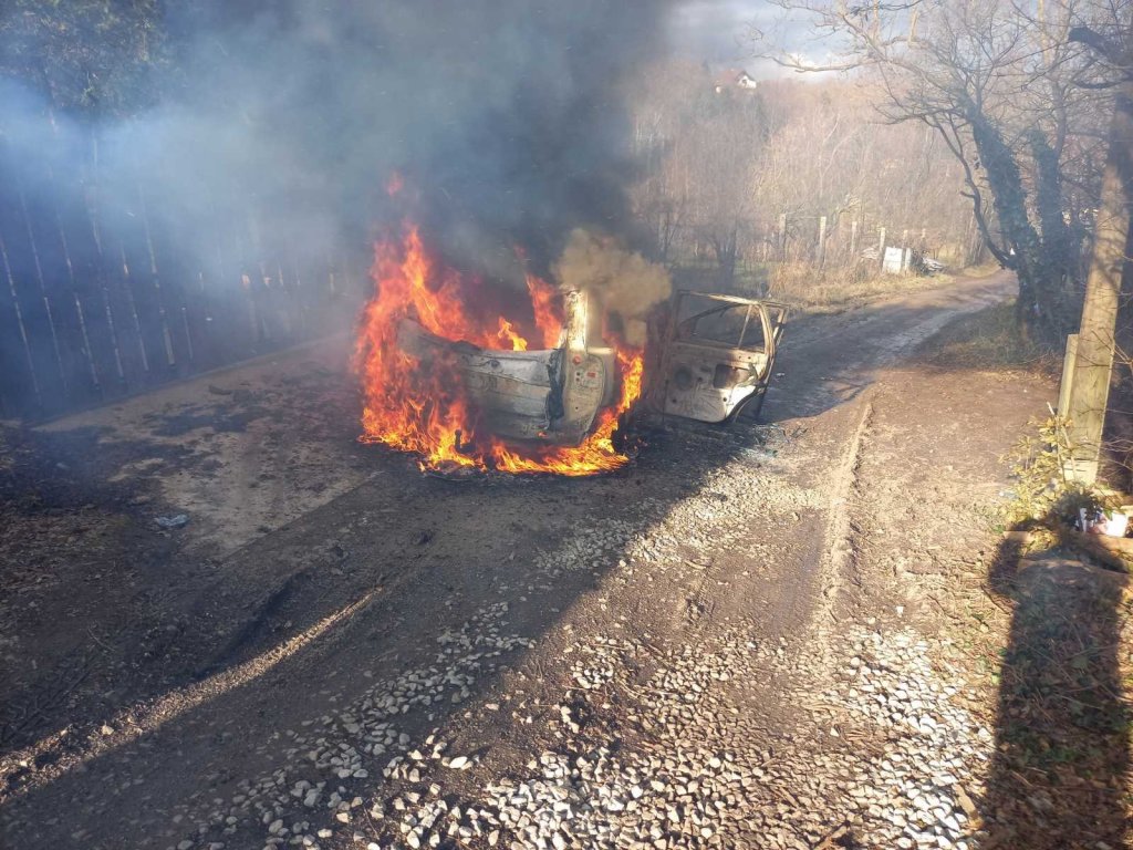 Kigyulladt egy személygépkocsi szombaton kora délután Tahitótfaluban