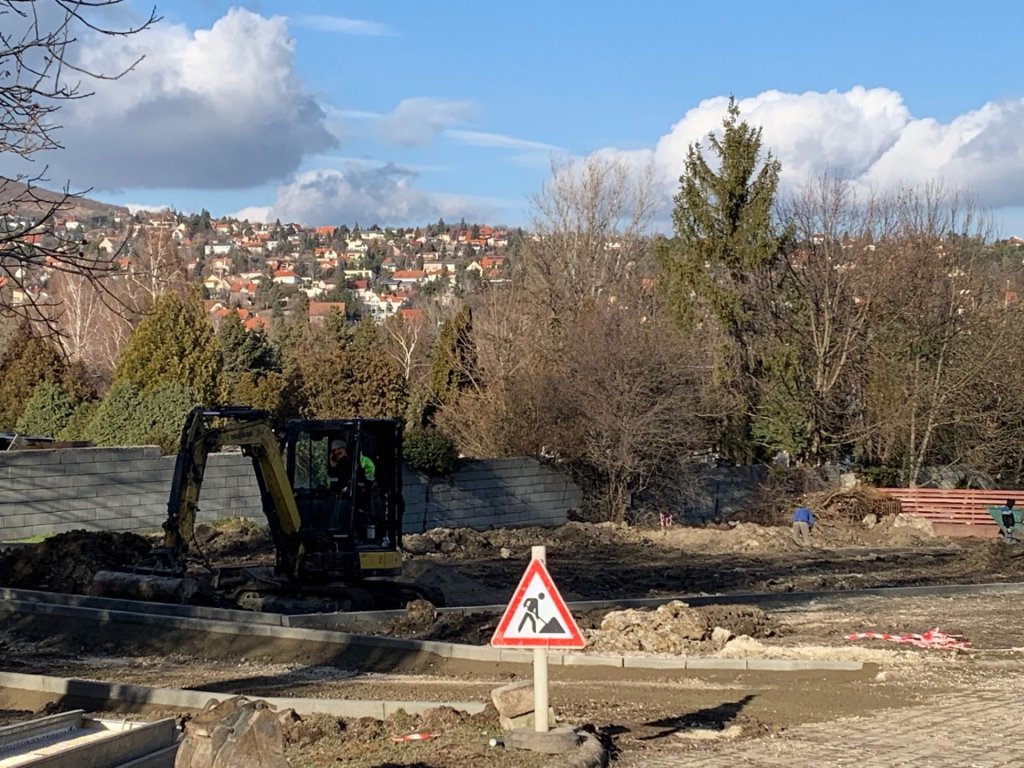 Elkezdődött a köztemető parkolójának rendezése