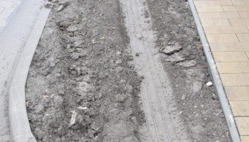 Teherautó gázolt bele az új virágágyásokba