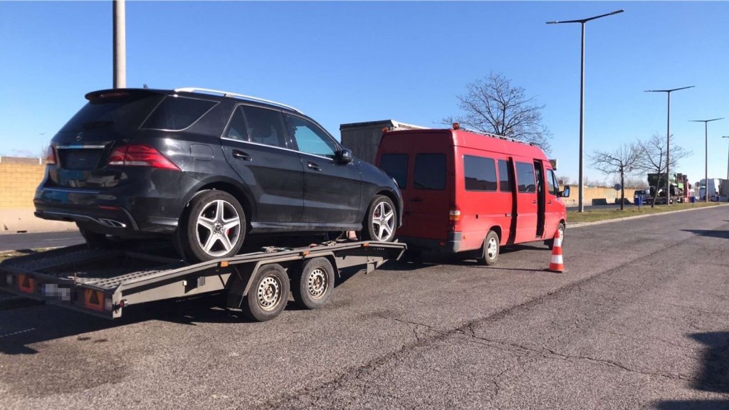 Pest Megyei autópályás rendőrök öt karavánt intettek ki 