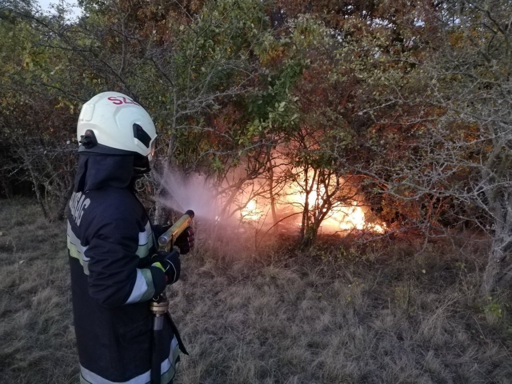 Összehordott hulladék kapott lángra