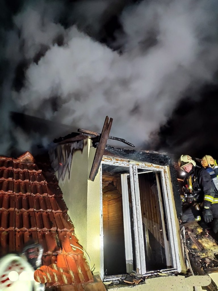 Kigyulladt egy százhúsz négyzetméteres családi ház Pomázon