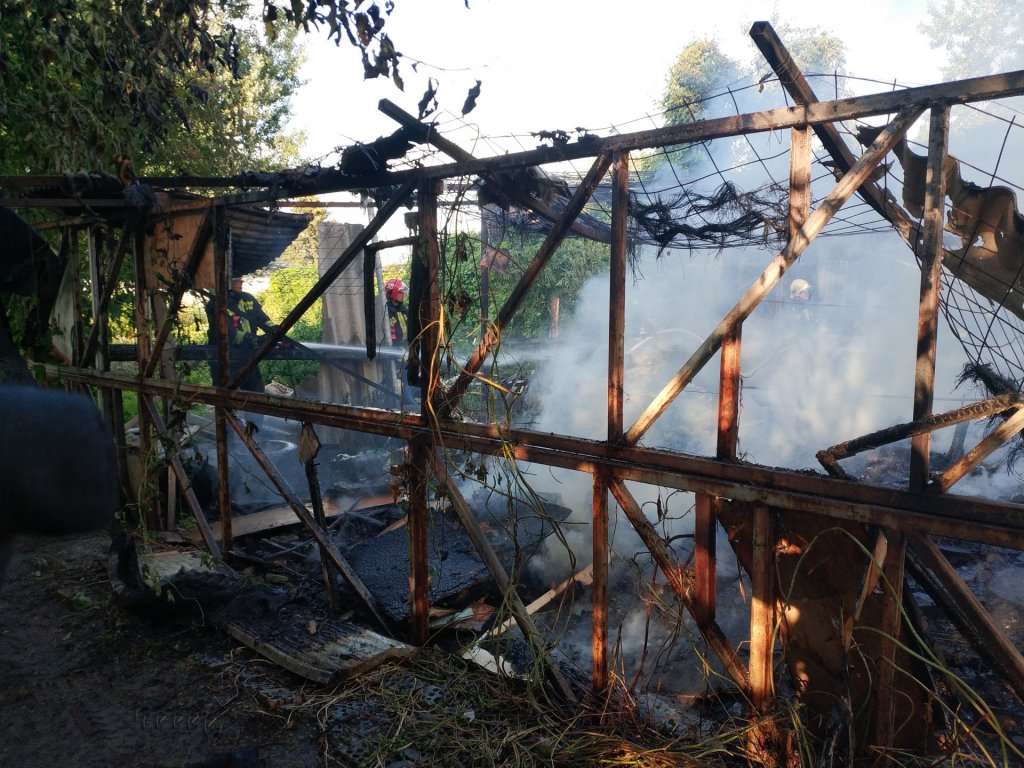 Kigyulladt egy melléképület kedden délután Pomázon