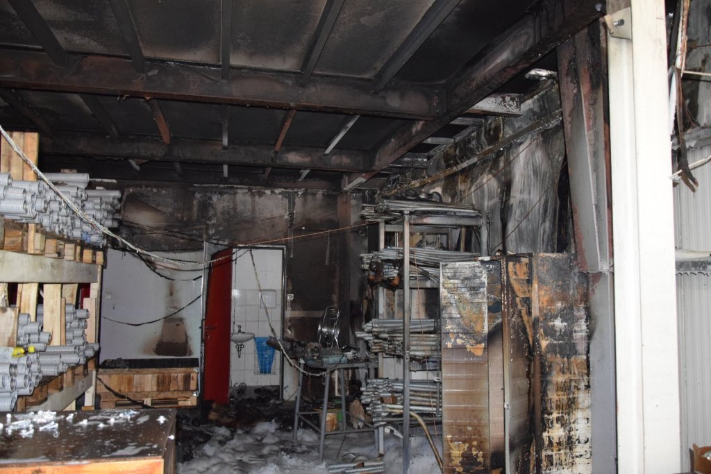 Kigyulladt egy üzemcsarnok, kedden délelőtt Pomázon