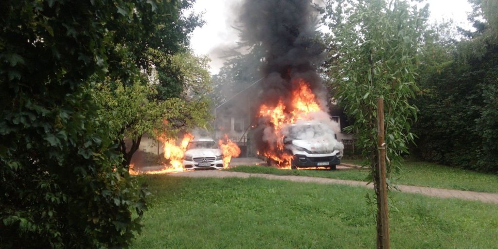 Kigyulladt egy kisteherautó Budakalászon