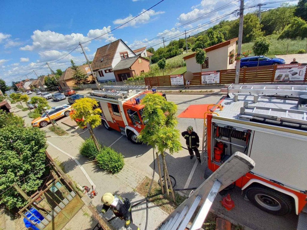 Kigyulladt egy ház Budakalászon