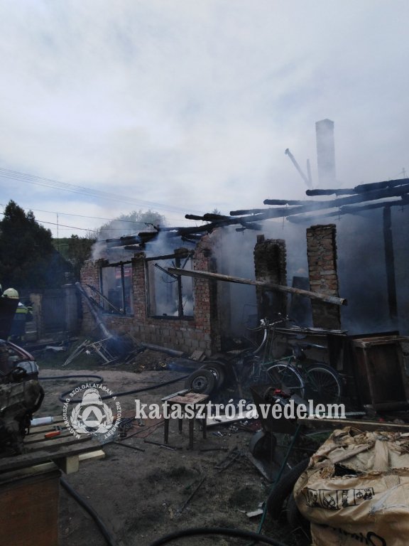 Kigyulladt egy melléképület a Vörösgyűrű sétányon