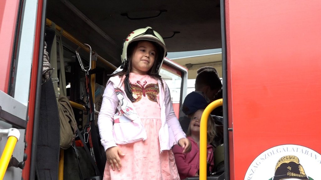 Nyitott szertárkapukkal várták a gyerekeket