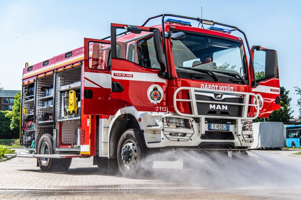 Harminchét új tűzoltógépjárművet mutatott be a katasztrófavédelem