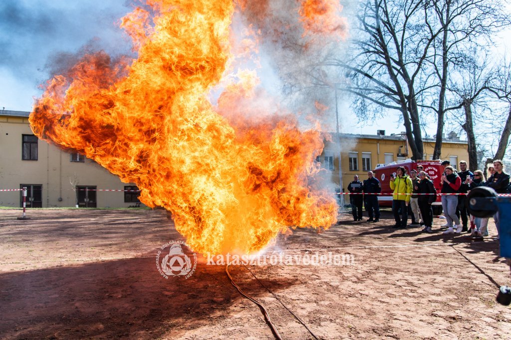 Állásbörzét és nyílt napot tartottak a Katasztrófavédelmi Oktatási Központban